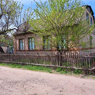 Продам дім під капітальний ремонт.