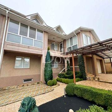 Продам Дом с бассейном и подвалом в Киевском районе.