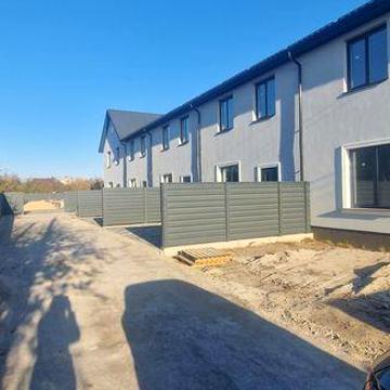 Таунхауси в районі Лєтри. Збудовано.Є газ.