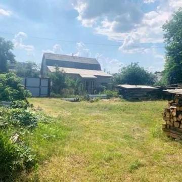 Стара хатка у тихому закутку в самому центрі Козина на ділянці 6 соток