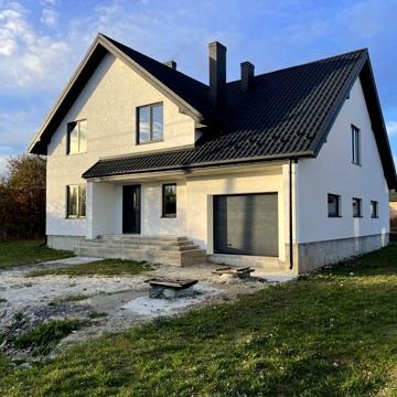 Продаж будинку з ділянкою на 10 соток, 300 кв. м