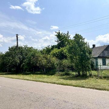 Продам будинок з надвірними будівлями..