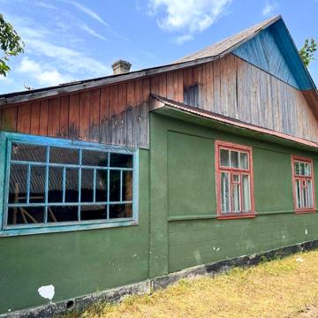 Продам будинок з надвірними будівлями..