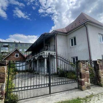 Продається добротний 2-поверховий будинок. Чортків