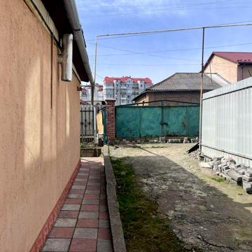 Дім в центрі міста біля парку