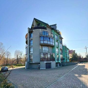 Продаж 3-км квартири із Власним двором та виходом до Річки.
