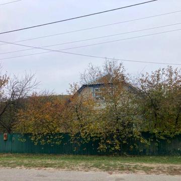 Будинок з земельною ділянкою.