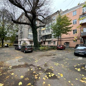 Продам. 2к. Центр. Закрытый двор. Грушевского. Старокозацкая