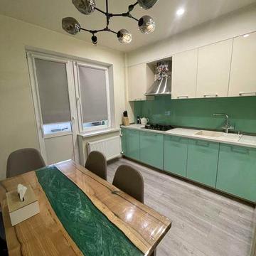 Продам 5-кімнатну квартиру вул.Василя Стуса  біля річки