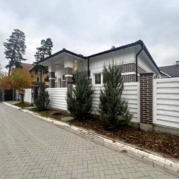 Михайла Чалого вул., 1