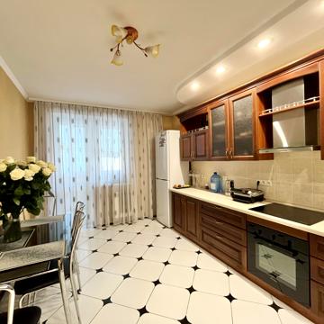 Товариська вул., 70