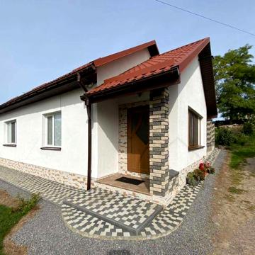 Продаж будинку у с. Ременів з ремонтом.