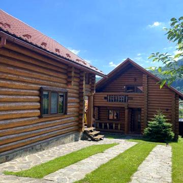 Здають деревʼяні двоповерхові будинки з кухнею
