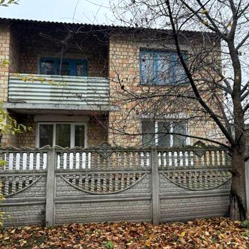 Продам 2 поверхову частину будинку в с .Велика Снітинка Фастівського р