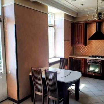 БЕЗ КОМІСІЇ Андріївський узвіз 1а, Поділ 3к 130 кв.м, 1700 у.о.