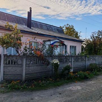 Продається будинок з ремонтом і меблями в селищі Чорнухи