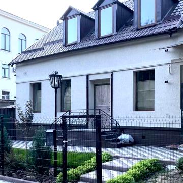 Двоповерхова квартира з власним куточком природи.