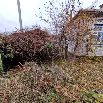 Будинок в центрі села, можна як для дачі так і постійного проживання.