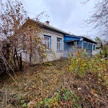 Будинок в центрі села, можна як для дачі так і постійного проживання.
