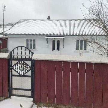 Будинок знаходиться Івано-франківська обл,Косівський р-н,с Микитинці