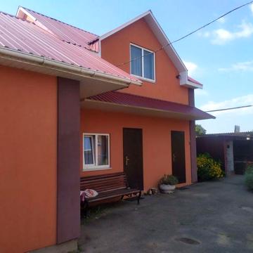 Терміново продам житловий будинок з гостьовим