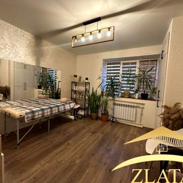 Продаж 2-к квартири ( студії краси ) по вул.  Рекордна