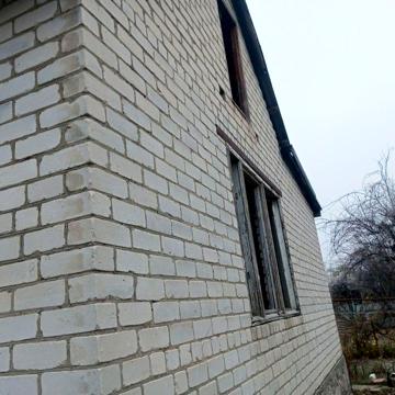 1/2 частина недобудованого будинку з ділянкою