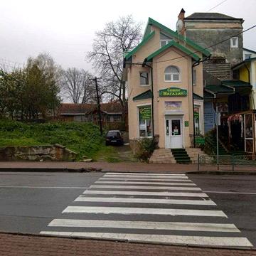 Чотириповеховий житловий будинок в прохідній зоні під магазин