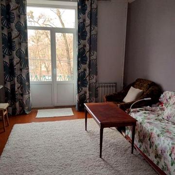 Продам  2 комнатную квартиру ,центр, сталинка