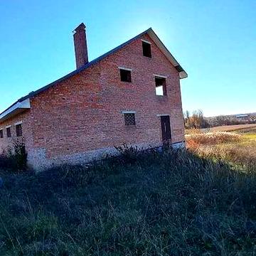 Будинок з гаражем на 15 сот.