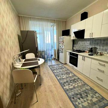 Простора 1-кімнатна квартира з ремонтом в цегляній новобудові