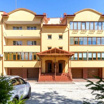 Карла Мікльоша вул., 3