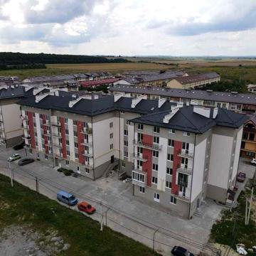 Зданий таунхаус с. Ременів з гаражом 3 поверхи площа 149м2