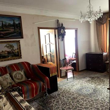 Продам 3- кімнатну квартиру у центрі міста Миронівка з гаражем