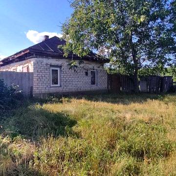 Продаж будинку з ділянкою в центрі села Білозіря.