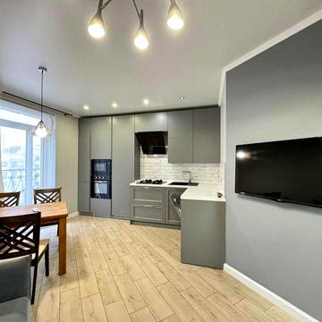 Топ локація! Двокімнатна з ремонтом. Тепла підлога. Балкон.