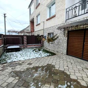 Котедж (будинок, дуплекс) на затишній вулиці.