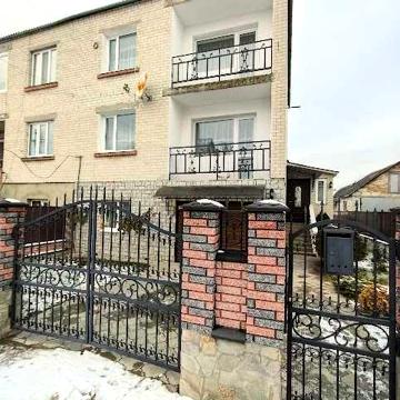 Котедж (будинок, дуплекс) на затишній вулиці.