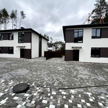 Будинок-дуплекс поруч із парком «Щасливий» лісова частина міста.