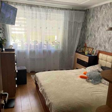 Велика 2х кімнатна квартира з кухнею 14м