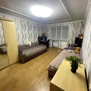 Велика 2х кімнатна квартира з кухнею 14м