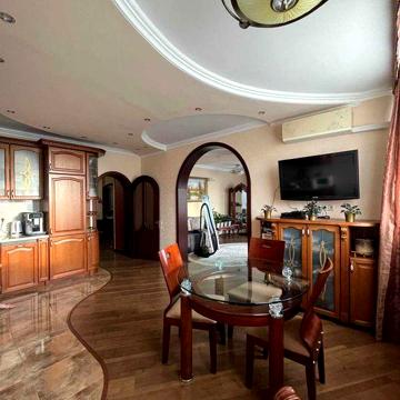 вул. Освіти 14а. Продаж просторої 2-кімн 86 кв з меблями та технікой