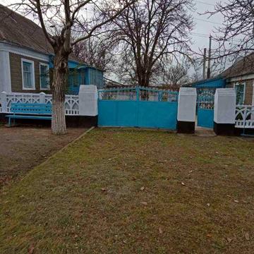 Продам  ділянку з двома житловими будинками