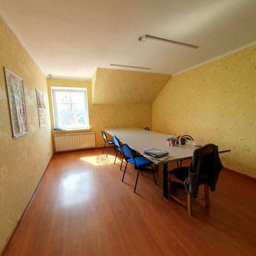 Продам 7к на Озерній біля озера