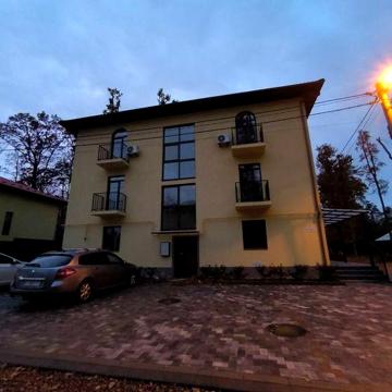 Повноцінна двух кімнатна квартира в зданому будинку.