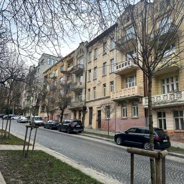 Продам 2 кім.Франківський район . Біля парку