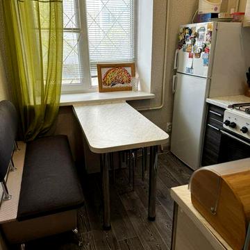Продам 1 к/к с нишей в Корабельном районе . 1 этаж, не угловая.