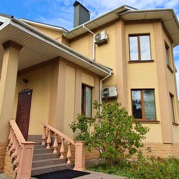 Комфортний  будинок 304 м². Два незалежні поверхи. Підвал.