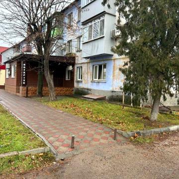 Продаж під комерцію квартири в центрі міста навпроти ринку.
