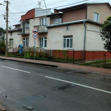 Миру вул., 42